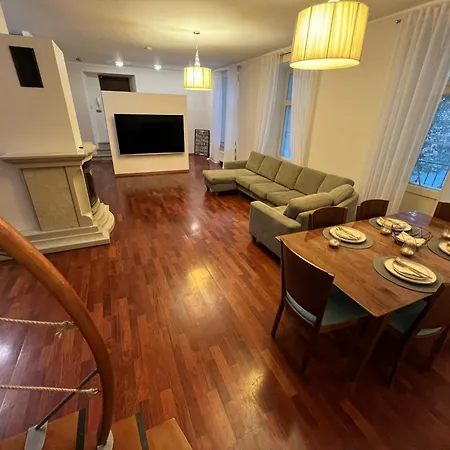 Spacious Two Story In The Center Of Historic Old Town アパート *